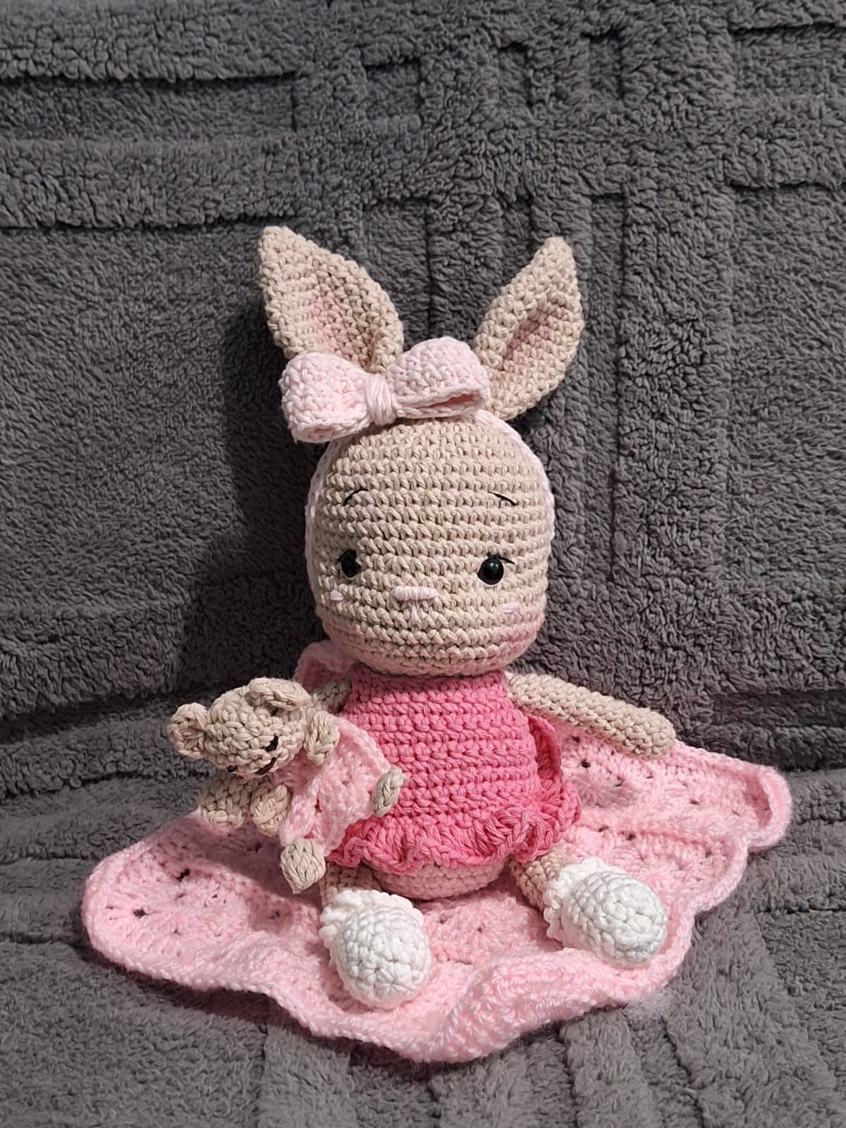 AMIGURUMI CONEJA CON MANTA HILO HIPOLARGENICA (APTO PARA LAVARROPAS) – Pañalera Belyan